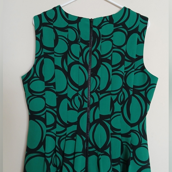 Anne Klein Green and Black Sleeveless Pleated Dress - Picture 6 of 10